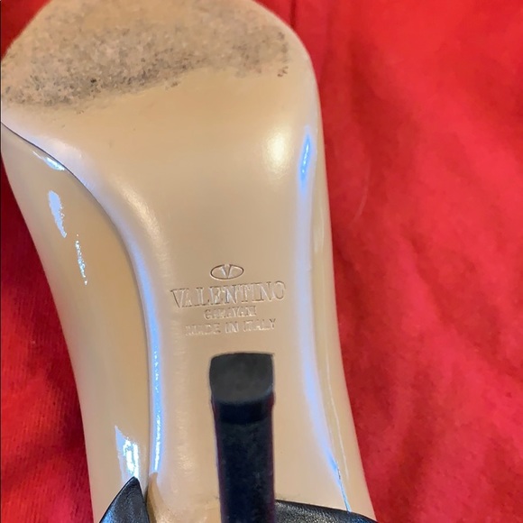 Valentino Garavani patent bow pumps. - Picture 5 of 6